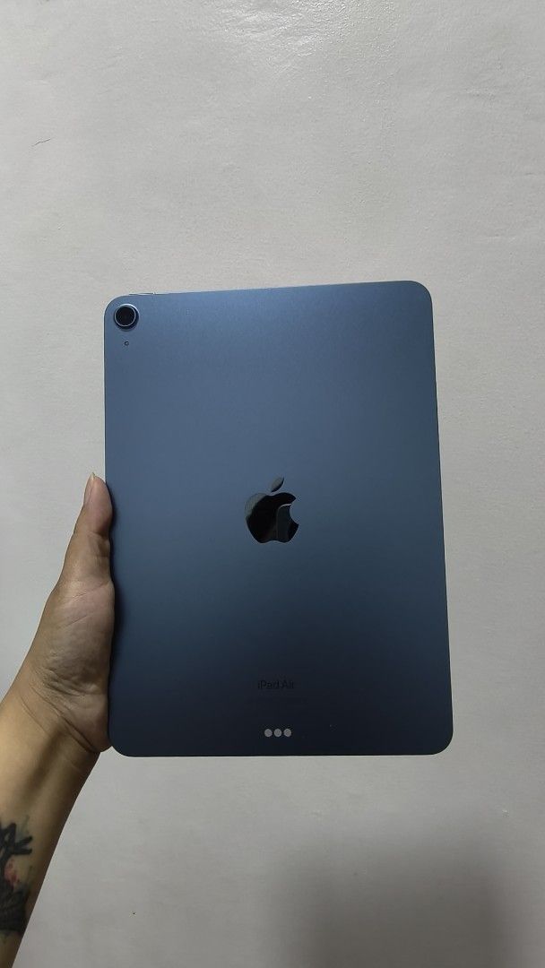 iPad Air 5 M1 256 GB - WiFi (Category: iPad) located in Manila. Submitted by karlapauli53286 (Listing ID 1471045363, Image 1). Description: iPad Air 5 M1 256 GB - WiFi Lightly used - 3utools battery health is 98% Zero to minimal scratches Inclusions: Unit 2 Cases Original charger and usb C Meetup: Molino, Bacoor, Alabang, Las Pinas, MOA area Lalamove or grab: Pay online before delivery but meetup is preferred 25K.