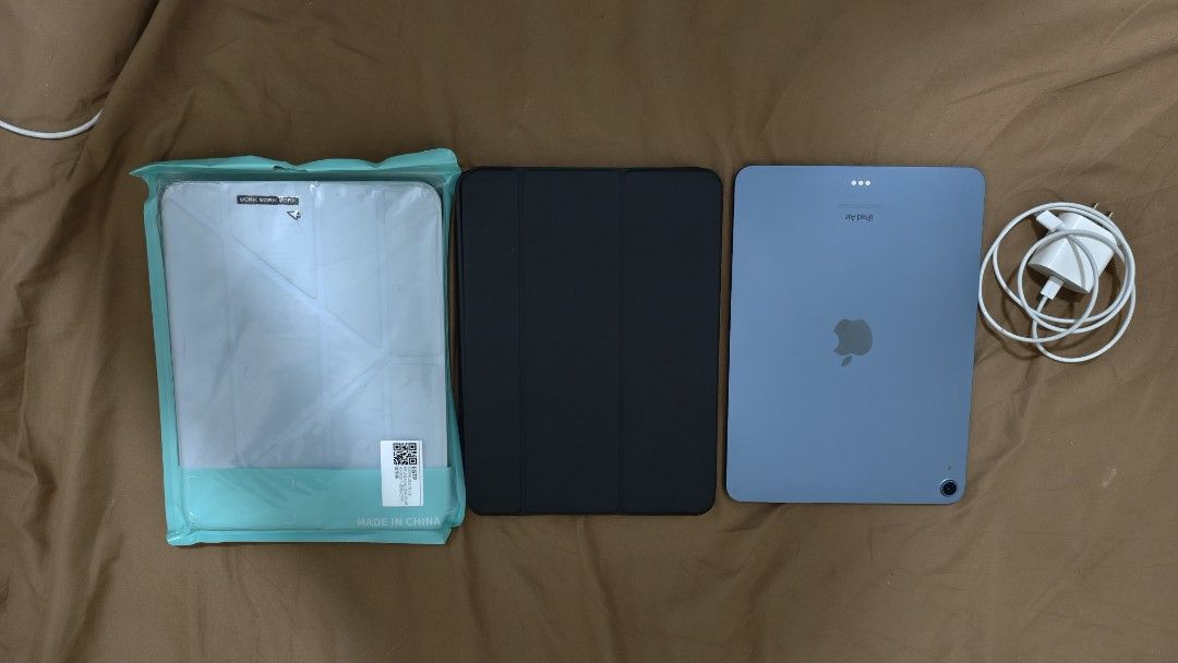 iPad Air 5 M1 256 GB - WiFi (Category: iPad) located in Manila. Submitted by karlapauli53286 (Listing ID 1471045363, Image 3). Description: iPad Air 5 M1 256 GB - WiFi Lightly used - 3utools battery health is 98% Zero to minimal scratches Inclusions: Unit 2 Cases Original charger and usb C Meetup: Molino, Bacoor, Alabang, Las Pinas, MOA area Lalamove or grab: Pay online before delivery but meetup is preferred 25K.