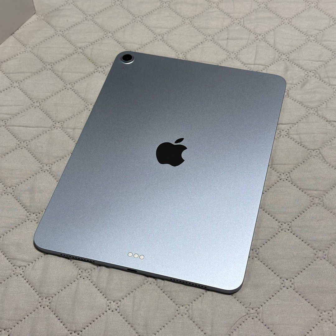 iPad Air M3 Good as New! (Category: iPad) located in Manila. Submitted by yunnn7104 (Listing ID 1471038702, Image 2). Description: iPad Air 7th Gen (M3 Chip) 128GB WiFi good as new no issue/all functions working no history of repair/all parts original 90 original battery health no dents(see pics) updated to iPadOS 27 29,500 fix inclusions: unit, original box, original charger cord, and case. Makati city, can do meetups!.