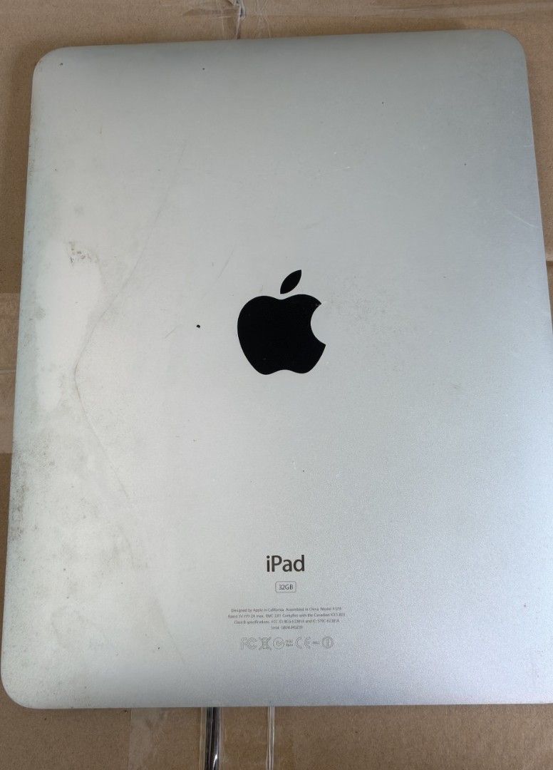 ipad first generation （分類：平板電腦 - iPad）位於 Hong Kong。 由 wai_hung_wong 提交（商品編號 1471000134，圖片 2）。簡介： left idol for quite a while. you need to have a 30pin charger. i do not have this charger.。