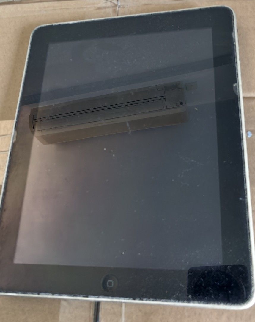 ipad first generation （分類：平板電腦 - iPad）位於 Hong Kong。 由 wai_hung_wong 提交（商品編號 1471000134，圖片 3）。簡介： left idol for quite a while. you need to have a 30pin charger. i do not have this charger.。
