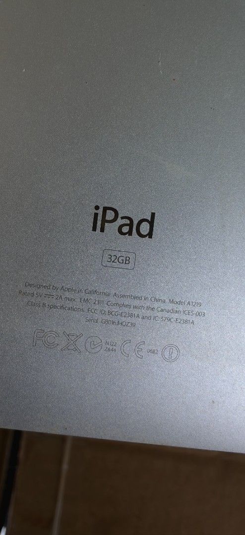 ipad first generation （分類：平板電腦 - iPad）位於 Hong Kong。 由 wai_hung_wong 提交（商品編號 1471000134，圖片 1）。簡介： left idol for quite a while. you need to have a 30pin charger. i do not have this charger.。