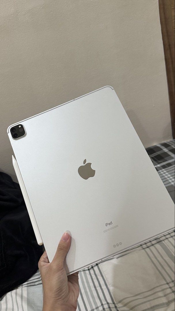Ipad Pro 12.9 Inches (4th gen) (Category: iPad) located in Las Pinas. Submitted by killhouse (Listing ID 1471097900, Image 1). Description: Ipad Pro 12.9 inch 4th gen NEGOTIABLE No issue No scratches, no dents 100% makinis All working (Face ID, Truetone, Icloud, Cameras) With DOQO Magic Keyboard With original apple pencil Las Piñas loc.