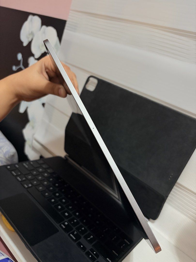 1TB iPad Pro (12.9-inch) (6th generation) (Category: iPad) located in Bacoor. Submitted by gwyy0316 (Listing ID 1471045488, Image 2). Description: INCLUSIONS: original apple magic keyboard (used) NOT INCLUDED: charger for meetups only .