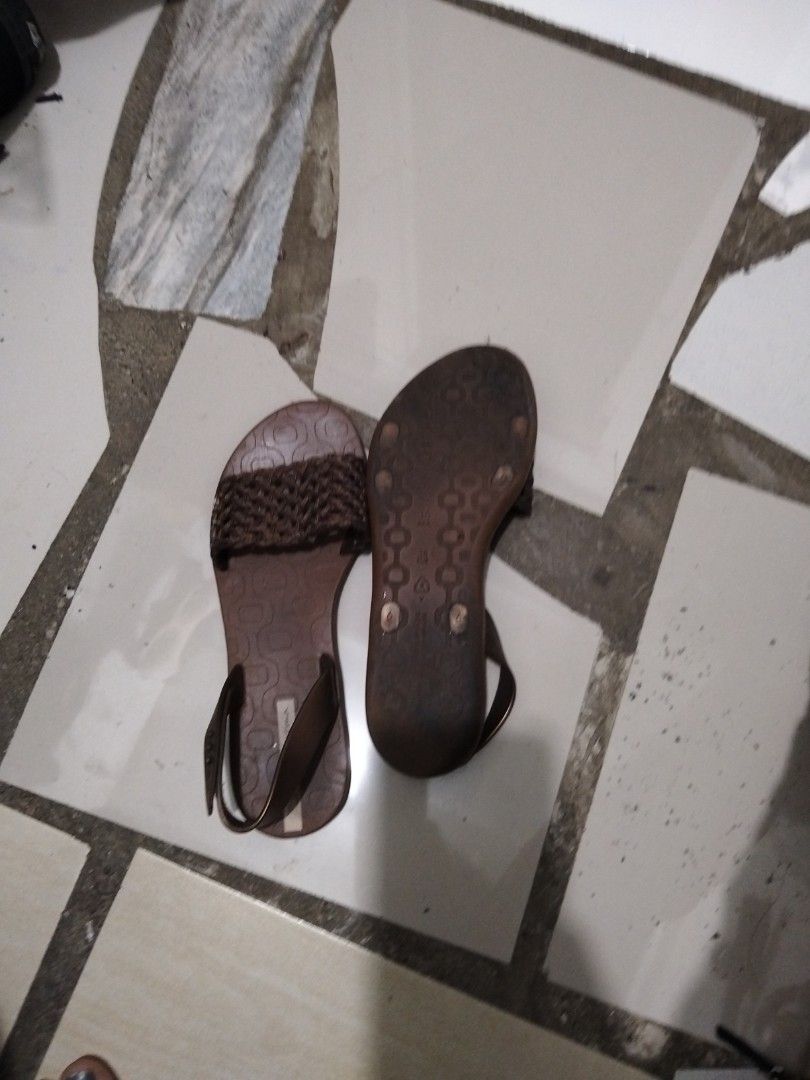Ipanema (Category: Slippers and slides) located in El Salvador. Submitted by francheskaukayukay (Listing ID 1470960688, Image 3). Description: .