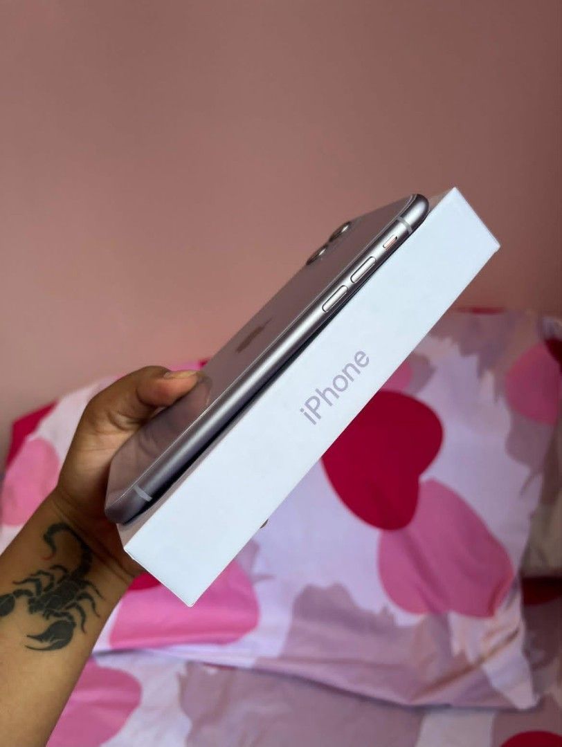 iPhone 11 (Category: iPhone 11 Series) located in Pateros City. Submitted by defenetlycie (Listing ID 1471042060, Image 2). Description: 🎃 𓆩 HALLOWEEN SALE 𓆪 🕸️ 📱 iPhone 11 — ₱6,000 ONLY! 👻 Your affordable iPhone upgrade is here! 🖤 ✨ iPhone 11 | 128GB • Face ID • Smooth performance • Clear camera quality • Complete package • Student-budget friendly • Onhand and ready for release 🎃 OPEN FOR CASH & INSTALLMENT 📦 Same-day release & delivery