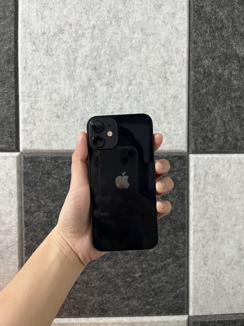 IPHONE 12 MINI 256gb (Category: iPhone 12 Series) located in Las Pinas. Submitted by zrcstix (Listing ID 1471103606, Image 2). Description: Iphone 12 Mini 256gb Unit only Good Condition No issue 84% Battery Health Face ID/True Tone working All original.