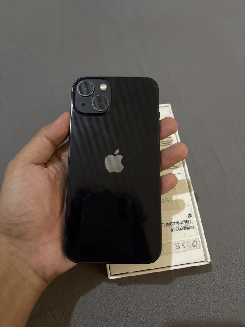 iPhone 13 Midnight 128gb (Category: iPhone 13 Series) located in Angono. Submitted by hpzxc09 (Listing ID 1470933910, Image 2). Description: iPhone 13 Midnight 128gb ZP/A Variant Locally Purchased (Robinsons Appliances) 77% Battery Health Factory Unlocked All parts original Signs of usage on screen and frame pero no dents and 1 small paint chip sa may camera Still looks good and presentable Face ID and True tone working *comes with original box w