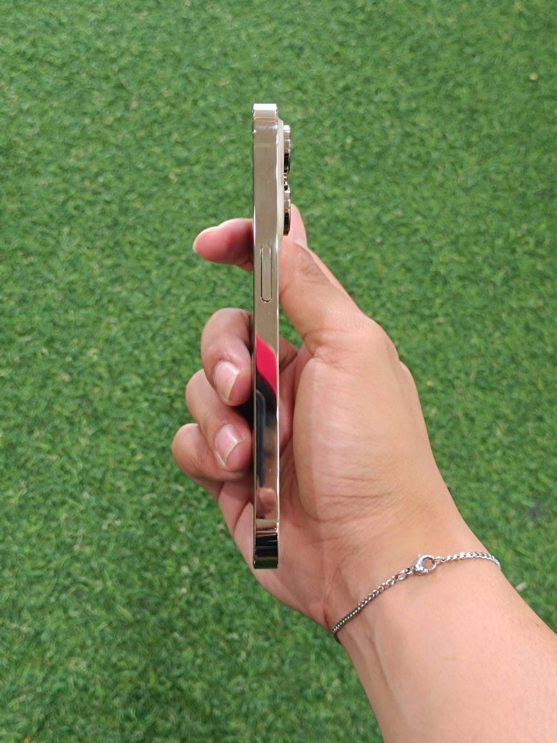iPhone 14 Pro (Category: iPhone 14 Series) located in Las Pinas. Submitted by kebmolina26116 (Listing ID 1471088382, Image 3). Description: HELPING A FRIEND!!! For sale Only🥶 Selling it for 25,000 only ‼️ pick up sa BF Resort Las Piñas‼️RUSH ( AUTO PASS SA TATAWAD PA ) Iphone 14 Pro “ Gold “ - 128 gb - 77% Battery health ( Original batt/Not replaced/ Not boosted - No history of repair/replacements - Face ID working - Factory Unlocked - NTC Appro