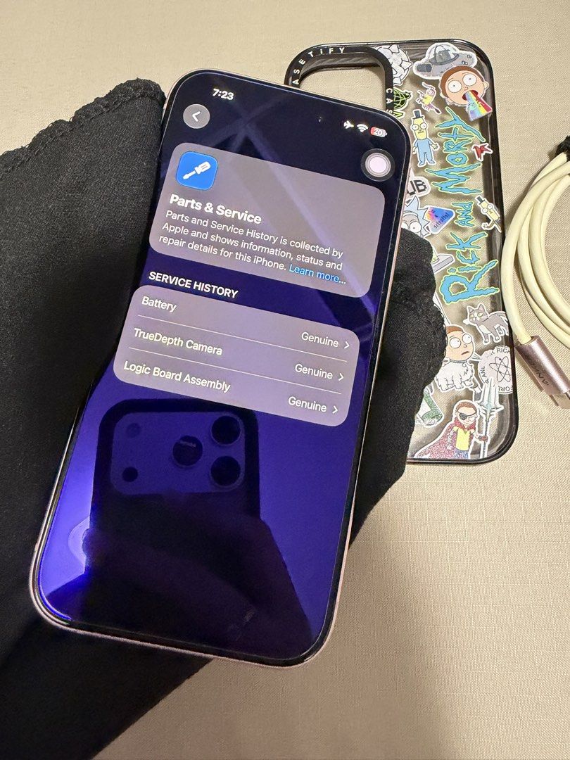 Iphone 15 (Pink) 128gb *PLS READ DESCRIPTION* (Category: iPhone 15 Series) located in Rizal. Submitted by kvgrc (Listing ID 1471045171, Image 3). Description: NO ISSUE! Small dent only (See picture w/red circle) Napa ayos na sa powermac before. All parts genuine sa powermac lang ako nag papaayos but once lang. Can also give freebie case and can sell you legit ones (brandnew) just pm for pics Rfs: Need money Near taytay (meetup) Still nego. Pm.