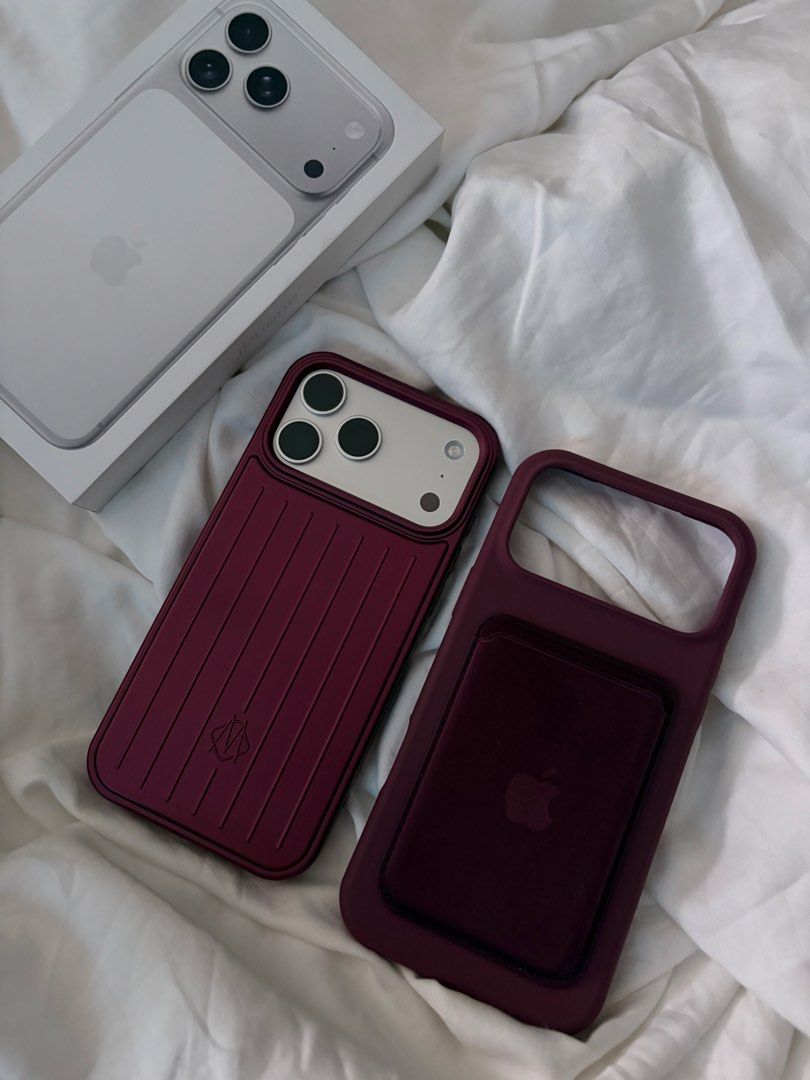 Iphone 17 pro max silver 256gb (Category: iPhone 17 Series) located in Las Pinas. Submitted by _lacosmogirll_ (Listing ID 1471020511, Image 3). Description: Iphone 17 promax 256gb Color: silver ✅No issue ✅No gasgas/dents Bought 2 weeks ago lang (oct. 15) BH: 100% Cycle count: 8 RFS: will upgrade to 18 duo❤️ Meetup only‼️ Loc: Laguna.