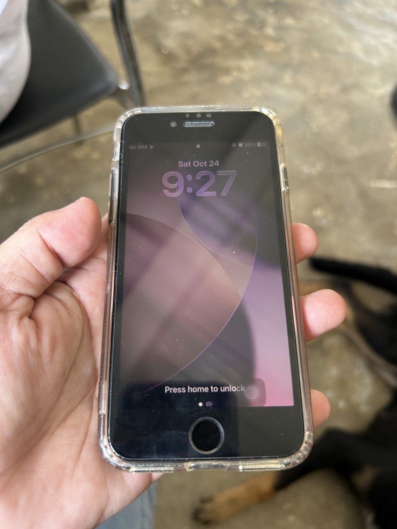 iPhone SE 2nd gen 128gb (Category: iPhone SE Series) located in Muntinlupa City. Submitted by jessicaesp11 (Listing ID 1470983531, Image 2). Description: For Sale: RUSH!!! iPhone SE 2nd Gen (Black) Storage: 128 GB System: iOS 27.0.1 (LATEST) Battery Health: 73% (Original Battery) Notes: -NO issues po, NEVER been repaired, NEVER been opened. -PERFECTLY WORKING: Touch ID, True Tone and Everything is perfectly working po. Super linaw ng camera front