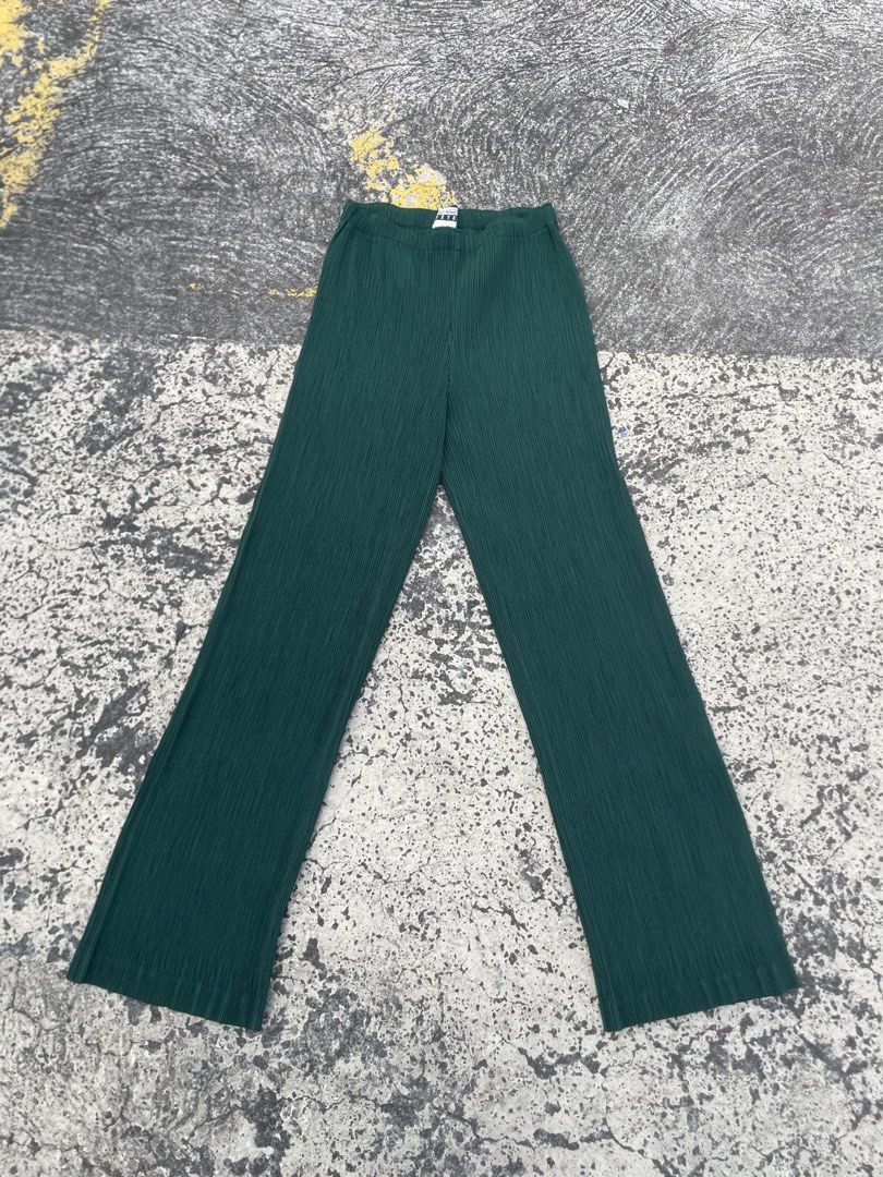 issey miyake fete pants( Authentic) (Category: Luxury Apparel) located in Alegria. Submitted by deniseeee.21 (Listing ID 1470940397, Image 1). Description: Size 1 no flaws like new authentic.