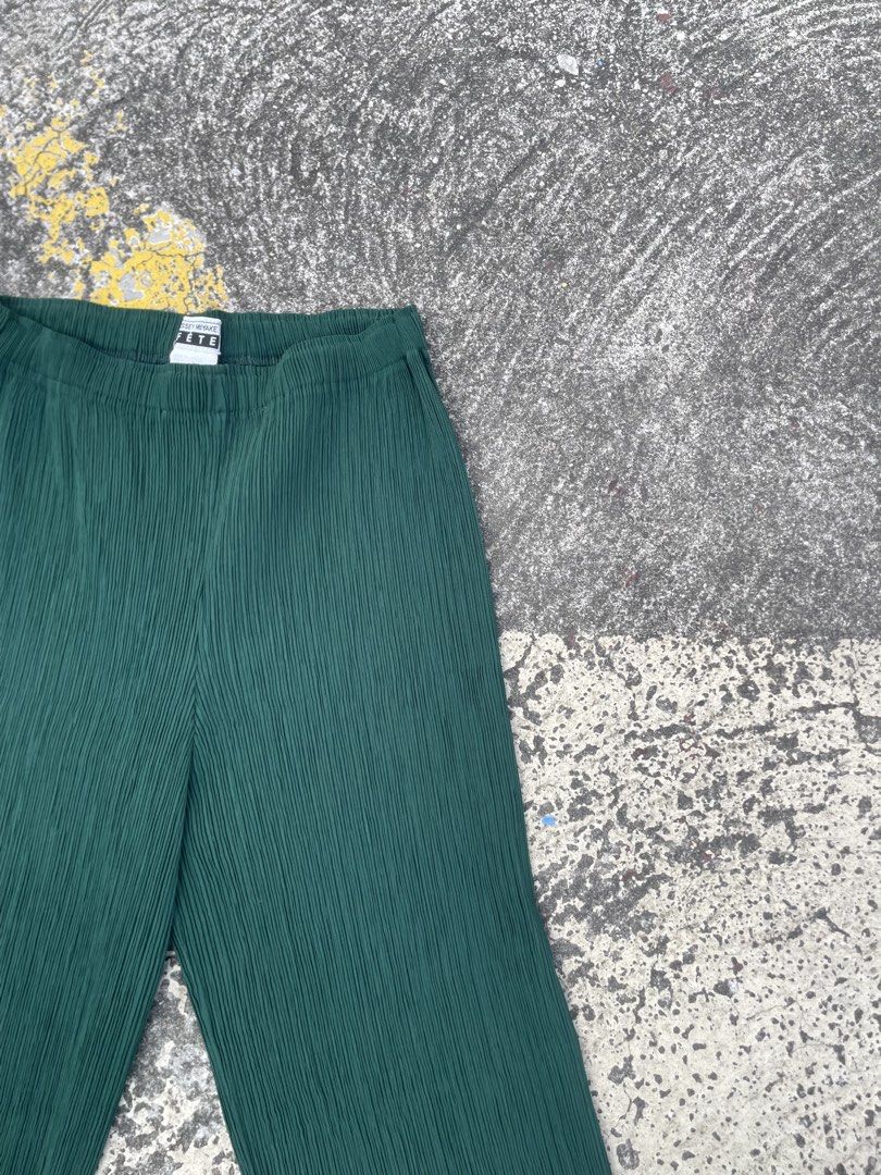 issey miyake fete pants( Authentic) (Category: Luxury Apparel) located in Alegria. Submitted by deniseeee.21 (Listing ID 1470940397, Image 2). Description: Size 1 no flaws like new authentic.