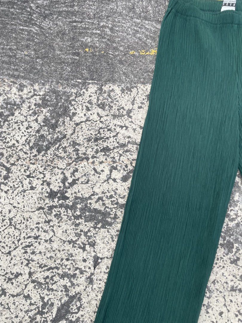 issey miyake fete pants( Authentic) (Category: Luxury Apparel) located in Alegria. Submitted by deniseeee.21 (Listing ID 1470940397, Image 3). Description: Size 1 no flaws like new authentic.