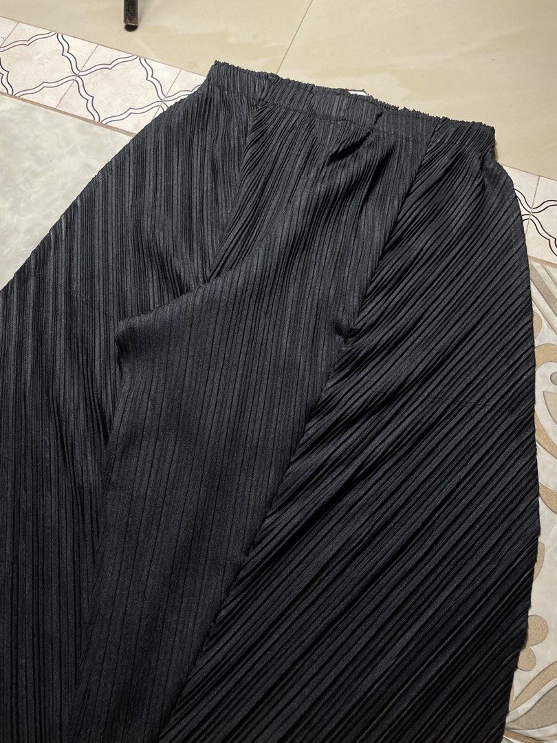Issey Miyake Pleats Please Irregular Pants (Category: Luxury Apparel) located in Quezon City. Submitted by renovare.196 (Listing ID 1471077725, Image 3). Description: Issey Miyake Pleats Please Irregular Pants As New Condition Color Rate: 9.8/10 No Issue Measurements • Width: Free size • Length: 37.5 • Thigh: 16.5 • Hem: 6 Price: 12500 obo DM IF INTERESTED📥.