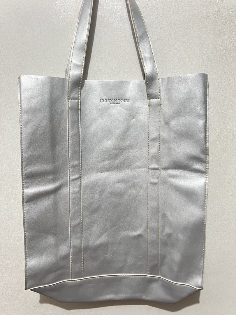issey miyake tote bag (Category: Tote Bags) located in Naga. Submitted by retro_rackph (Listing ID 1471022415, Image 1). Description: no issue.