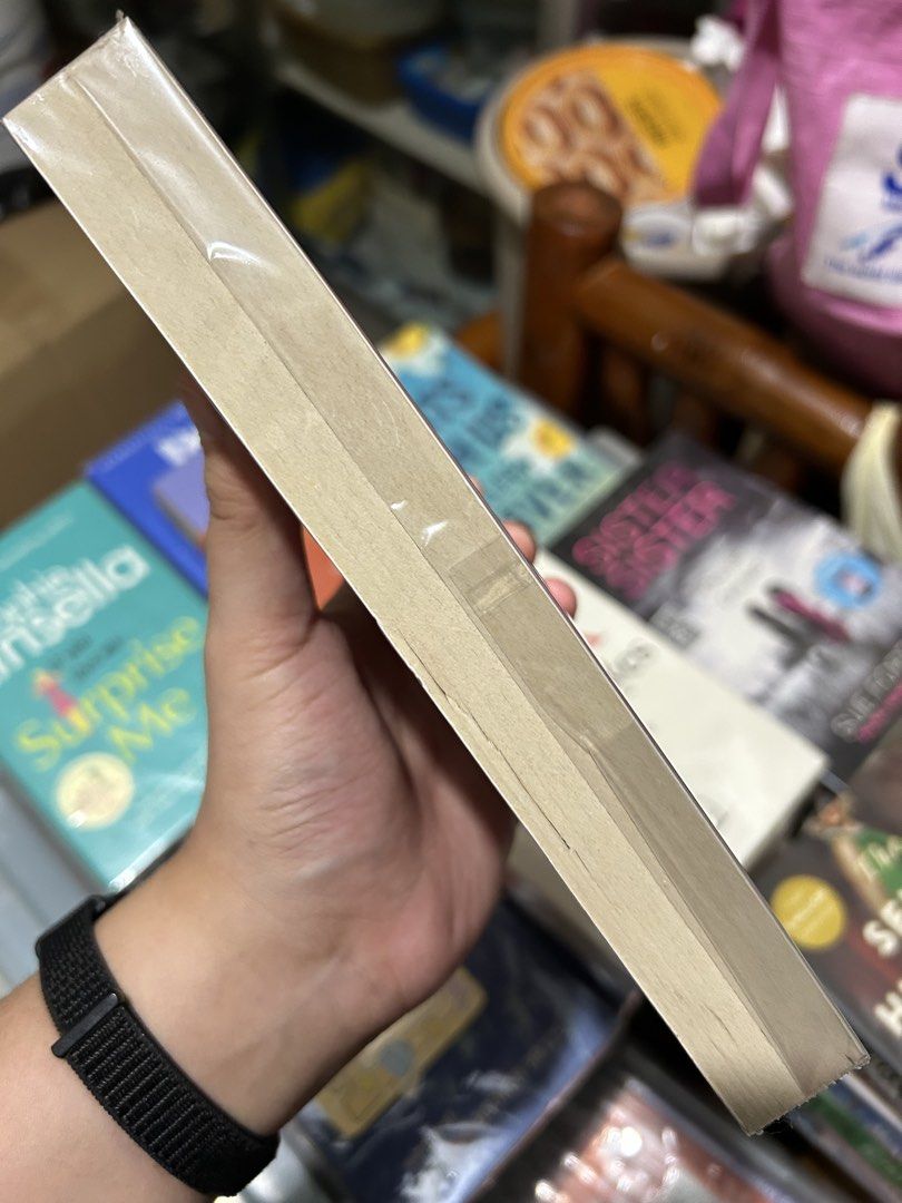 It Ends With Us by Colleen Hoover (Category: Storybooks) located in San Pedro. Submitted by hyunmiso (Listing ID 1470934125, Image 3). Description: payment first, no COD 🧾 mop: bpi, maribank, gotyme 🚛 mod: lalamove, j&t, lbc 📍muntinlupa.