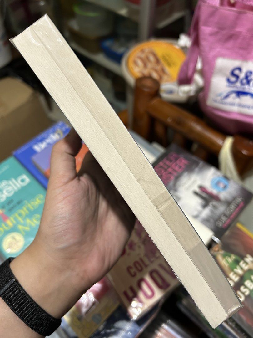 It Starts With Us by Colleen Hoover (Category: Storybooks) located in San Pedro. Submitted by hyunmiso (Listing ID 1470934177, Image 3). Description: brand new, resealed payment first, no COD 🧾 mop: bpi, maribank, gotyme 🚛 mod: lalamove, j&t, lbc 📍muntinlupa.