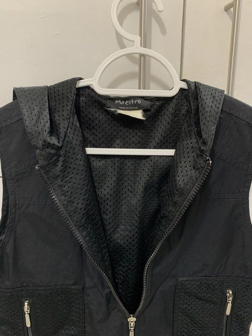 Italian Minimalist Gorpcore Vest (Category: Vests) located in Manila. Submitted by archivo (Listing ID 1471077366, Image 2). Description: Details: - Size: S - Color rate: 10/10 - Condition: As new - Issue/s: None .