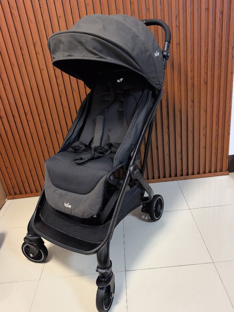 Joie tourist 🖤🩶 (Category: Strollers) located in Manila. Submitted by miradoming32070 (Listing ID 1470966477, Image 2). Description: Joie tourist 🖤🩶 ➡️ Newborn to toddler ➡️ Fully recline ➡️ Adjustable seat ➡️ High seat ➡️ Lightweight ➡️ Compact fold ➡️ Approved any airlines cabin Excellent condition Loc :bagumbong caloocan.