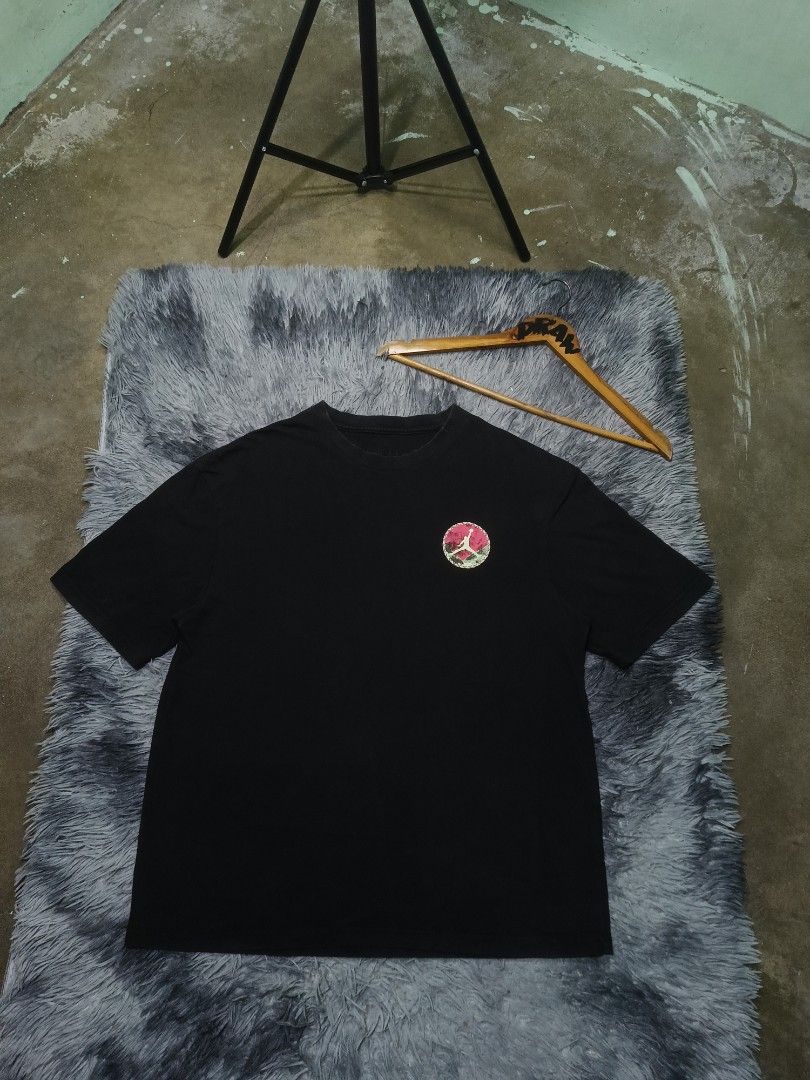 Jordan Black Graphic T-Shirt (Category: Tshirts & Polo Shirts ) located in Las Pinas. Submitted by jowardbemi21707 (Listing ID 1471093729, Image 1). Description: - Brand: Jordan - Color: Classic Black - Fit: Short sleeves, crew neck - Design: Small front chest graphic, large diamond basketball net graphic on the back - Condition: Excellent, clean fabric - Style: Casual streetwear - PM for measurements or inquiries!.