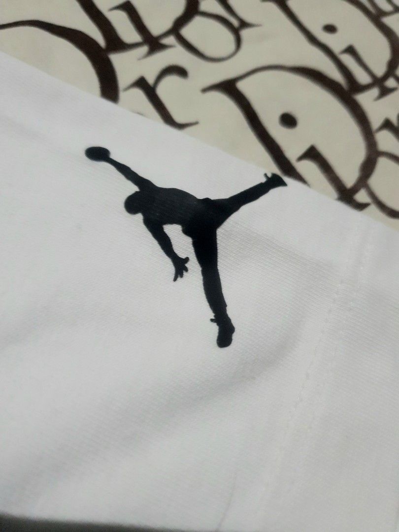 Jordan Jumpman t-shirt (Category: Tshirts & Polo Shirts ) located in San Fernando. Submitted by retro.district. (Listing ID 1471106907, Image 3). Description: - Jordan Jumpman tshirt - Size: Large(21x28) - Condition: Excellent - Issue fade on necktag.