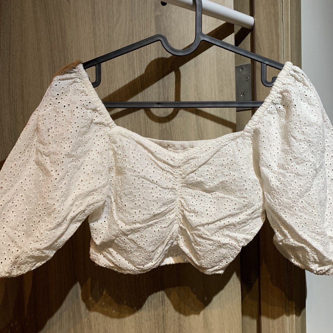 Just G Cropped off shoulder top (Category: Blouses) located in Pasay City. Submitted by xoxoblair (Listing ID 1471019265, Image 1). Description: Just G brand Color white Well used May zipper sa gilid Pa Xs na.