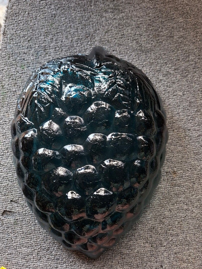 Kamei glass serving bowls (Category: Dinnerware & Cutlery) located in Quezon City. Submitted by sabadojuliet25680 (Listing ID 1470981033, Image 3). Description: grape cluster grape leaf patterned glass serving bowl goods as a new no chips 1pc availables.