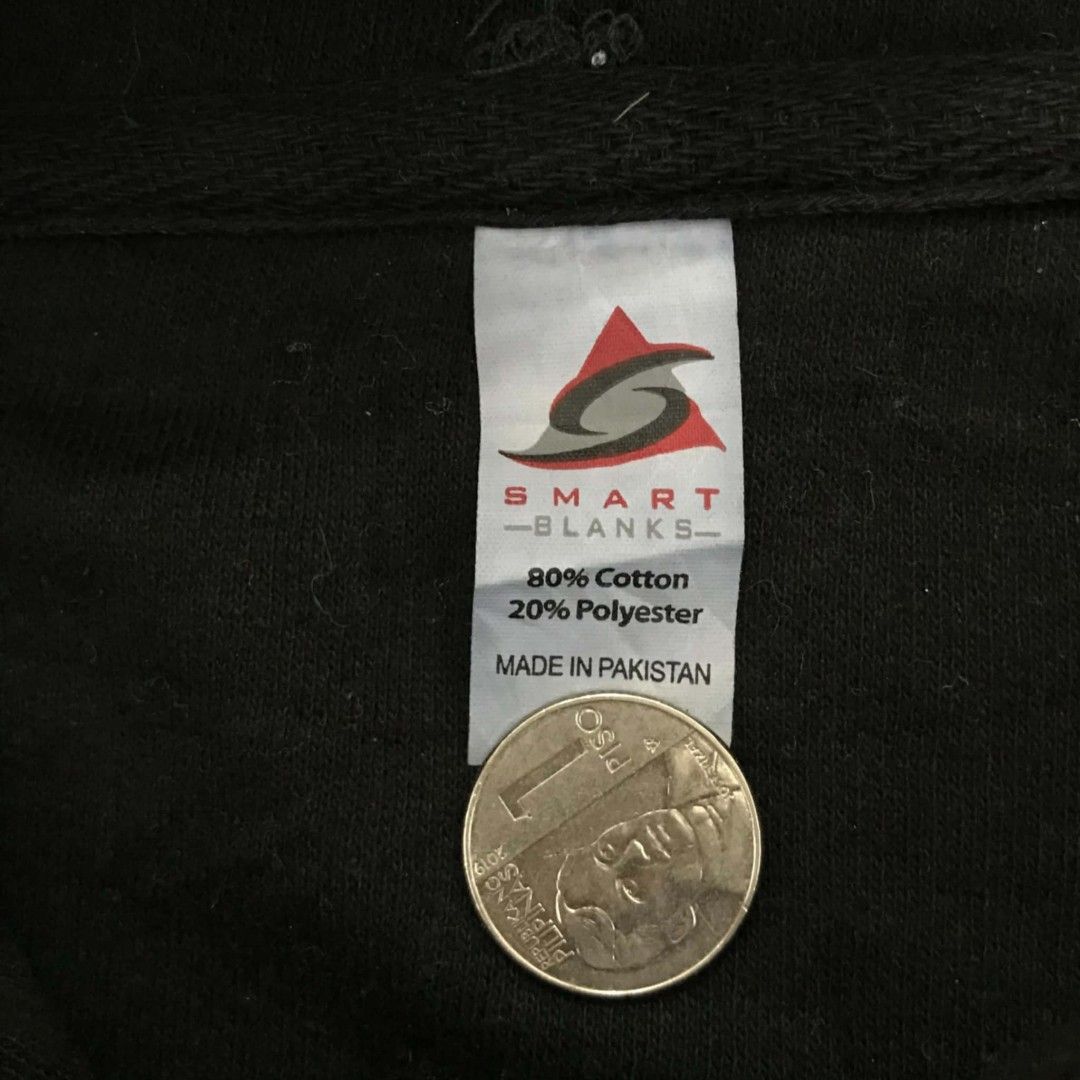 KAROL G GRAPHIC RAP TEE HOODIE JACKET MEDIUM (Category: Coats, Jackets and Outerwear) located in Cavite. Submitted by justthrift06 (Listing ID 1471045726, Image 3). Description: DIMENSION 21X28 GOOD CONDITION SHIPPING NATIONWIDE.