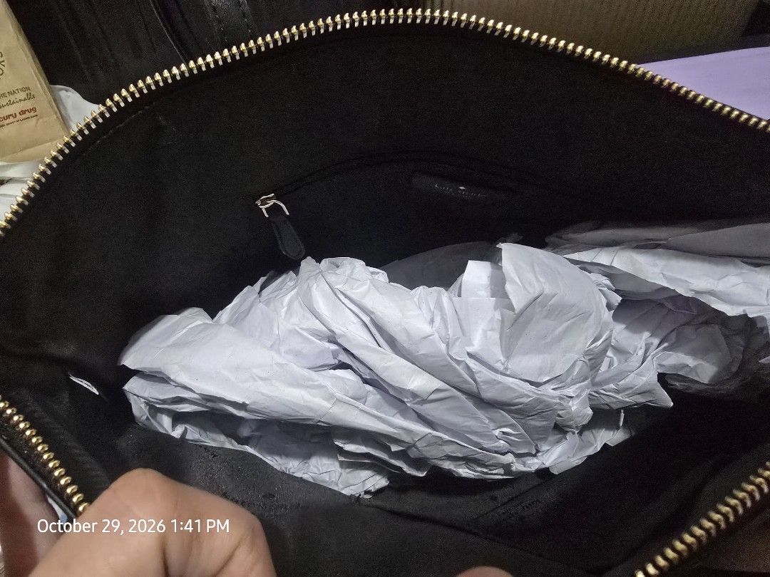 Kate Spade Tote Bag (Category: Tote Bags) located in Manila. Submitted by clover23ph (Listing ID 1470996282, Image 2). Description: Once Used, masyado big for my things, kasya po laptop.