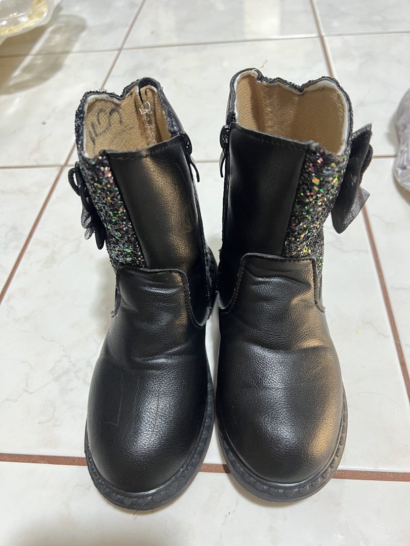 Kids boots (Category: Babies & Kids Fashion) located in Caloocan City. Submitted by verygoodmama (Listing ID 1471080128, Image 2). Description: Kids Black Glitter Boots 🎀 Size 29 | 20 cm outsole Once lang nagamit ng anak ko. May cute glitter and ribbon details. Please check photos for actual condition. 📍 Caloocan Monumento 🚚 Lalamove or GNT ❌ No COD.