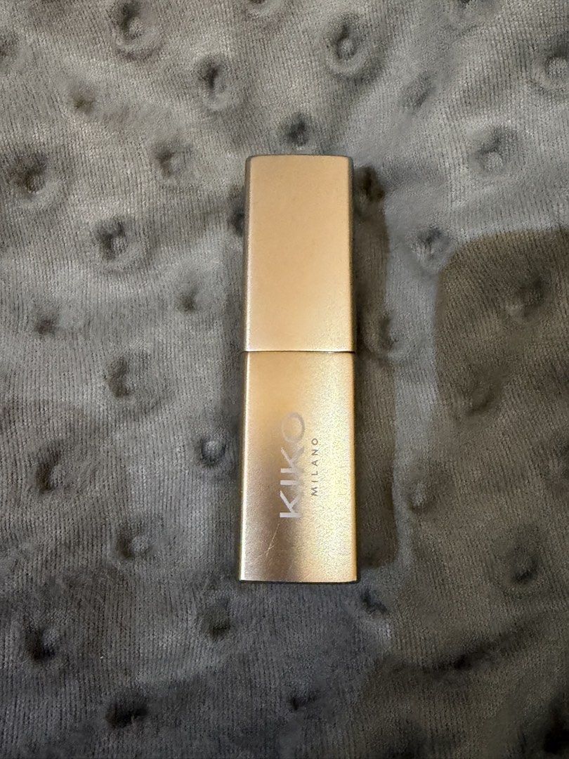 Kiko Milano Beauty Essentials Hydrating Lipstick 01 (Category: Makeup) located in Muntinlupa City. Submitted by everythingmustgo_8475da (Listing ID 1471027321, Image 2). Description: - Brand: Kiko Milano - Line: Beauty Essentials Hydrating Lipstick - Shade: 01 (Gorgeous everyday nude pink) - Condition: brand new - Packaging: Sleek metallic gold with embossed bullet design.