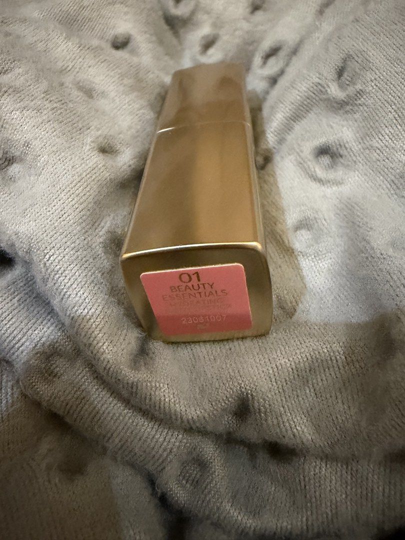 Kiko Milano Beauty Essentials Hydrating Lipstick 01 (Category: Makeup) located in Muntinlupa City. Submitted by everythingmustgo_8475da (Listing ID 1471027321, Image 3). Description: - Brand: Kiko Milano - Line: Beauty Essentials Hydrating Lipstick - Shade: 01 (Gorgeous everyday nude pink) - Condition: brand new - Packaging: Sleek metallic gold with embossed bullet design.