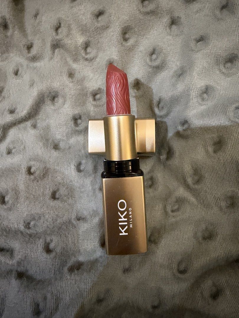 Kiko Milano Beauty Essentials Hydrating Lipstick 01 (Category: Makeup) located in Muntinlupa City. Submitted by everythingmustgo_8475da (Listing ID 1471027321, Image 1). Description: - Brand: Kiko Milano - Line: Beauty Essentials Hydrating Lipstick - Shade: 01 (Gorgeous everyday nude pink) - Condition: brand new - Packaging: Sleek metallic gold with embossed bullet design.