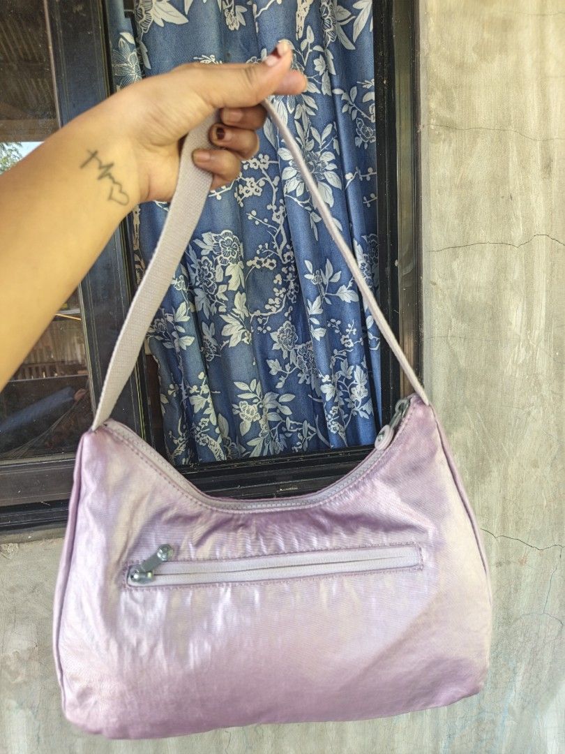 Kipling shoulder bag (Category: Shoulder Bags) located in Quezon, Isabela. Submitted by ukay-ukaybylyn (Listing ID 1470938161, Image 2). Description: excellent condition💯 kasya long wallet.