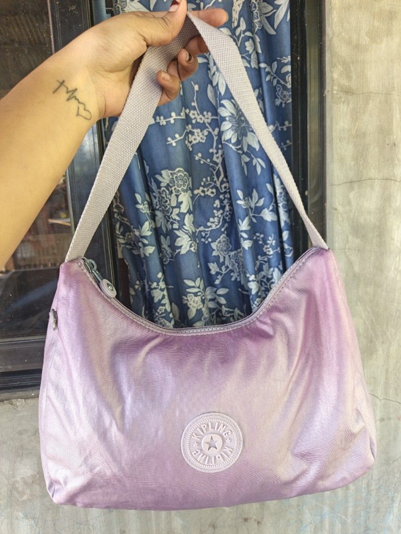 Kipling shoulder bag (Category: Shoulder Bags) located in Quezon, Isabela. Submitted by ukay-ukaybylyn (Listing ID 1470938161, Image 1). Description: excellent condition💯 kasya long wallet.