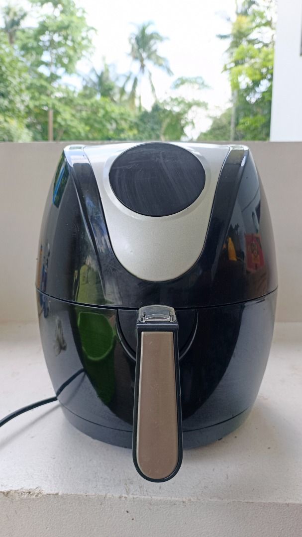 Kyowa Digital Air Fryer (Category: Fryers) located in Makati City. Submitted by ayekai (Listing ID 1471084482, Image 1). Description: 3.2 Liters Capacity Multifunction Can Bake, Roast, Toast and Fry Digital LED Display 7 Pre-set Modes with Pre-Set Timer and Temperature Settings Choose between French Fries, Pork, Chicken, Steak, Cake, Shrimp and Fish Cooking Modes Non-Stick Coated Food Basket Slightly Negotiable RFS: Decluttering.