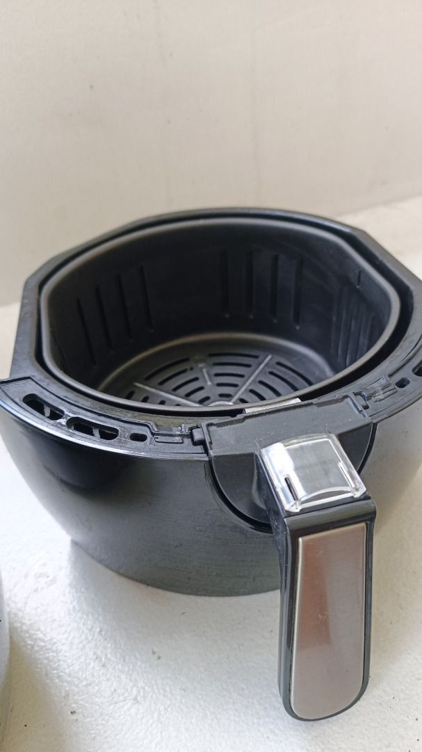 Kyowa Digital Air Fryer (Category: Fryers) located in Makati City. Submitted by ayekai (Listing ID 1471084482, Image 3). Description: 3.2 Liters Capacity Multifunction Can Bake, Roast, Toast and Fry Digital LED Display 7 Pre-set Modes with Pre-Set Timer and Temperature Settings Choose between French Fries, Pork, Chicken, Steak, Cake, Shrimp and Fish Cooking Modes Non-Stick Coated Food Basket Slightly Negotiable RFS: Decluttering.