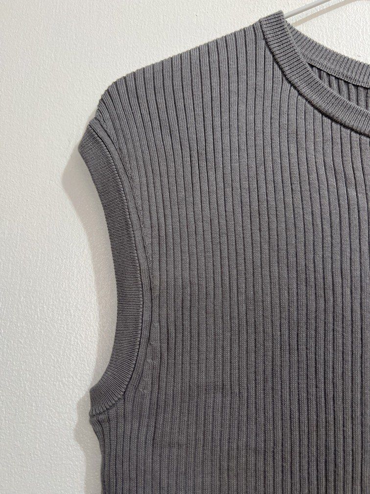 Large Uniqlo dark gray knitted top (Category: Others Tops) located in Las Pinas. Submitted by gaeley (Listing ID 1470952030, Image 2). Description: L on tag b: 15" armpit to armpit l: 21" .