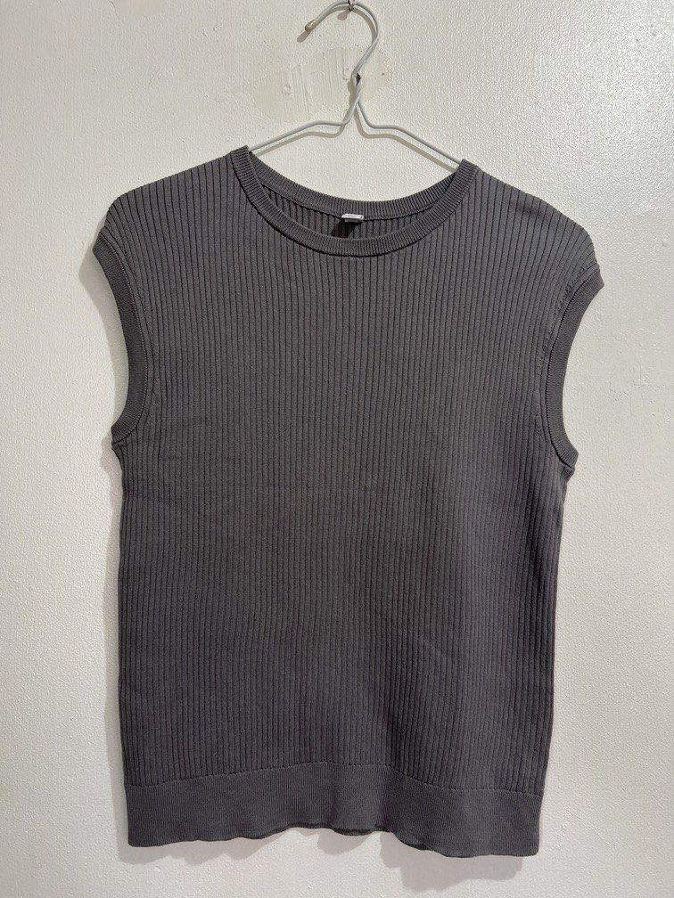 Large Uniqlo dark gray knitted top (Category: Others Tops) located in Las Pinas. Submitted by gaeley (Listing ID 1470952030, Image 1). Description: L on tag b: 15" armpit to armpit l: 21" .