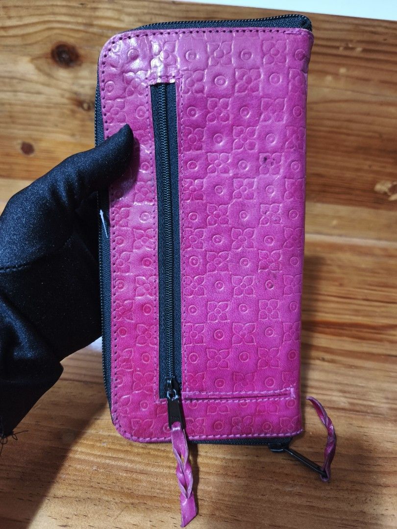 Leather wallet (Category: Wallets & Card holders) located in Baguio. Submitted by queenlyne_vintage_rare_finds (Listing ID 1470955051, Image 3). Description: .