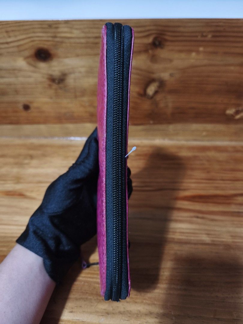 Leather wallet (Category: Wallets & Card holders) located in Baguio. Submitted by queenlyne_vintage_rare_finds (Listing ID 1470955051, Image 2). Description: .