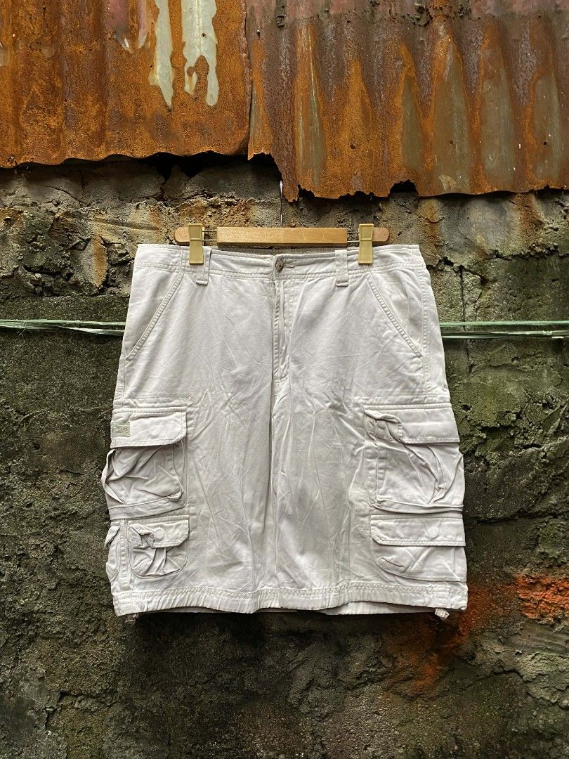Lee dungarees cargo jorts (Category: Shorts) located in Manila. Submitted by thriftnicarl.3 (Listing ID 1470963148, Image 2). Description: waist - 38 length - 24 thigh - 14 leg open - 12.6 price - 349 ship via jnt.