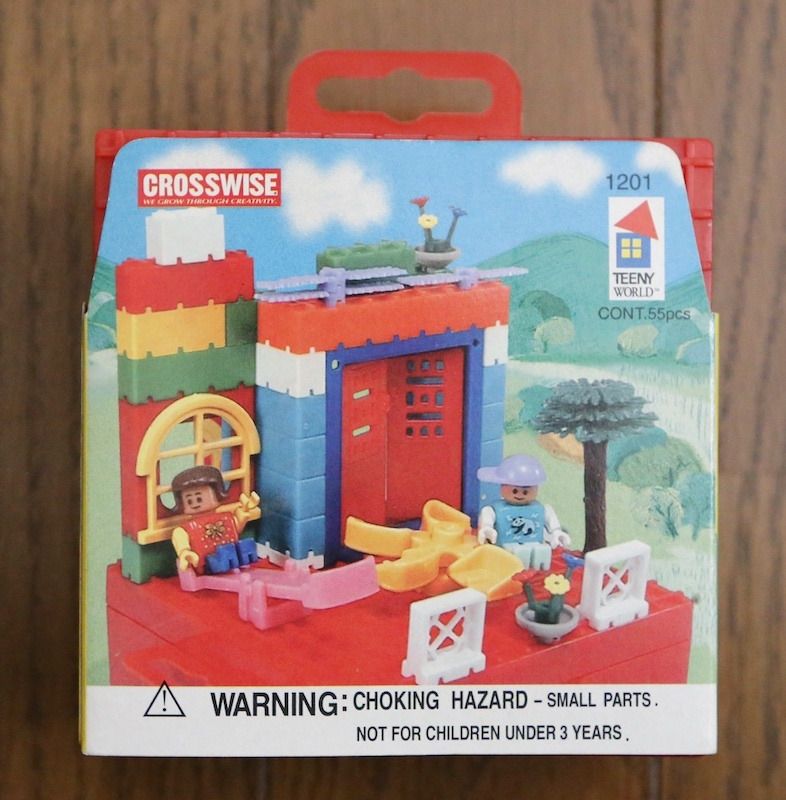 Lego-style building blocks: Crosswise (Category: Lego & Building Sets) located in Caloocan City. Submitted by letao_shopping_ph (Listing ID 1471004749, Image 1). Description: Box dimensions: approx. 11 x 11 cm I believe no parts are missing, but please note that only what is shown in the photos is included. As this is an older item, it shows signs of deterioration consistent with its age and storage conditions. The packaging is damaged and soiled