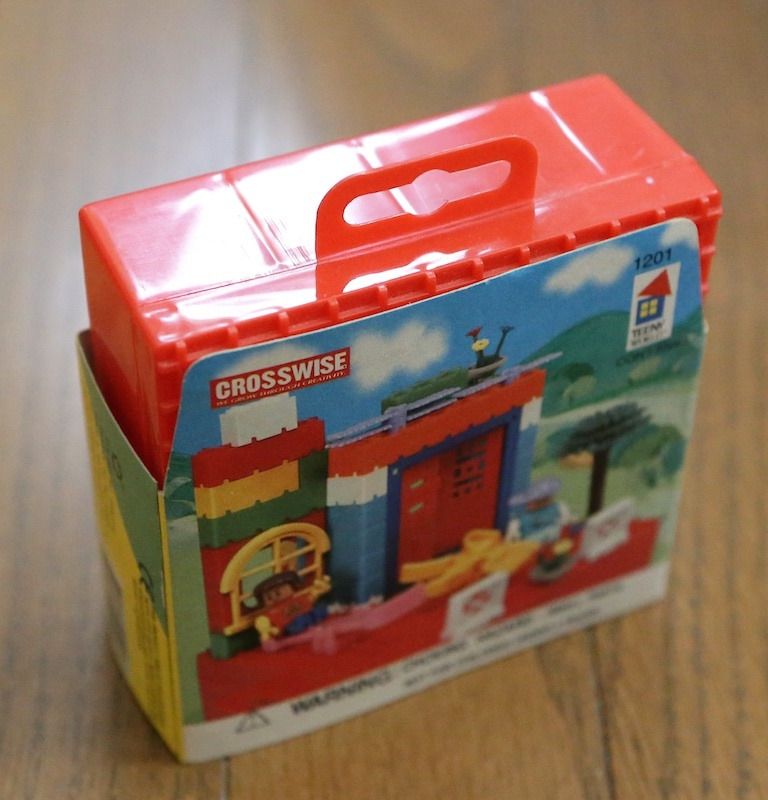 Lego-style building blocks: Crosswise (Category: Lego & Building Sets) located in Caloocan City. Submitted by letao_shopping_ph (Listing ID 1471004749, Image 2). Description: Box dimensions: approx. 11 x 11 cm I believe no parts are missing, but please note that only what is shown in the photos is included. As this is an older item, it shows signs of deterioration consistent with its age and storage conditions. The packaging is damaged and soiled