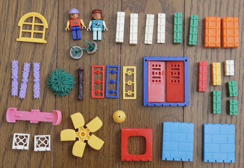 Lego-style building blocks: Crosswise (Category: Lego & Building Sets) located in Caloocan City. Submitted by letao_shopping_ph (Listing ID 1471004749, Image 3). Description: Box dimensions: approx. 11 x 11 cm I believe no parts are missing, but please note that only what is shown in the photos is included. As this is an older item, it shows signs of deterioration consistent with its age and storage conditions. The packaging is damaged and soiled