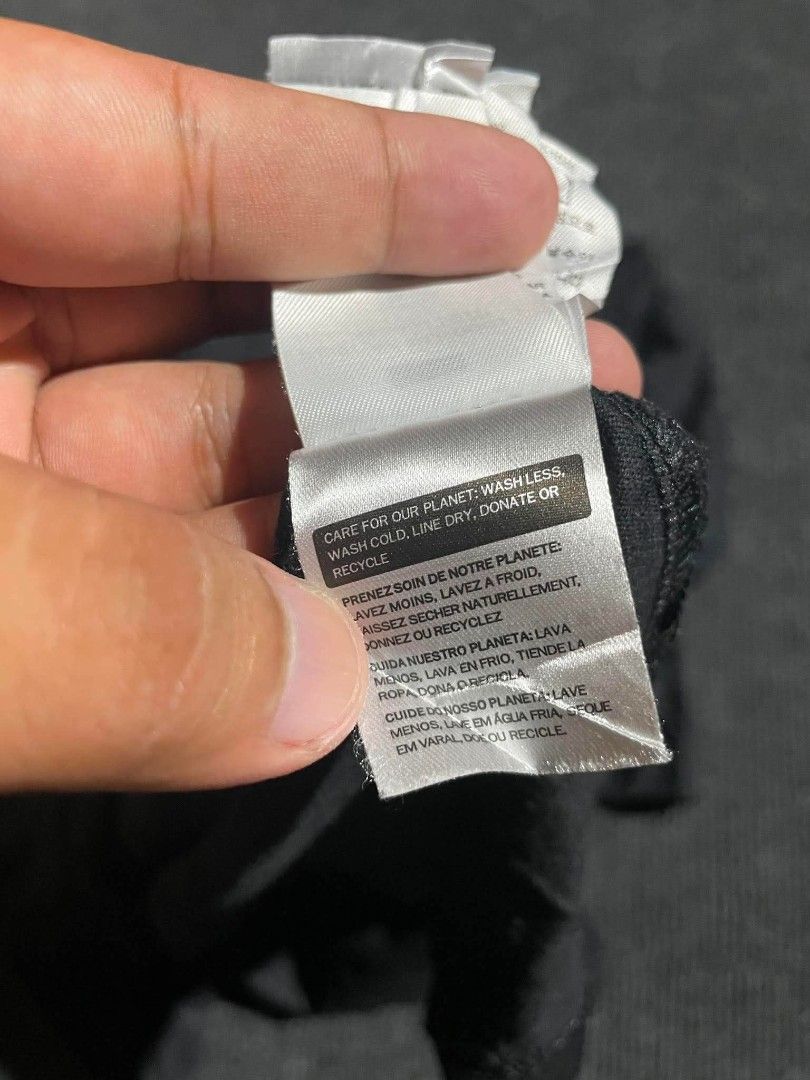 Levi's Black T-Shirt Size M (Category: Shirts) located in Cebu City. Submitted by jahfindstreetwear (Listing ID 1470997345, Image 3). Description: LEVIS T-SHIRT SIZE MEDIUM W20 L27 EXECELLENT CONDITION 9.8/10 COLOR RATE NO ISSUE CEBU CITY LOCATION 📍.