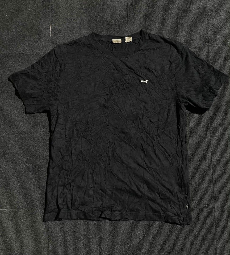Levi's Black T-Shirt Size M (Category: Shirts) located in Cebu City. Submitted by jahfindstreetwear (Listing ID 1470997345, Image 1). Description: LEVIS T-SHIRT SIZE MEDIUM W20 L27 EXECELLENT CONDITION 9.8/10 COLOR RATE NO ISSUE CEBU CITY LOCATION 📍.