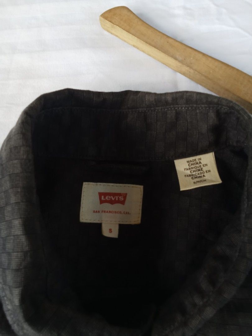 LEVIS BUTTON DOWN LONG SLEEVE (Category: Luxury Apparel) located in Cebu City. Submitted by canumay_vincent123 (Listing ID 1470974849, Image 3). Description: LEVIS BUTTON DOWN LONG SLEEVE GOOD AS NEW CONDITION 10X10 COLORATE 20X28 DIMENSION NO ISSUE.